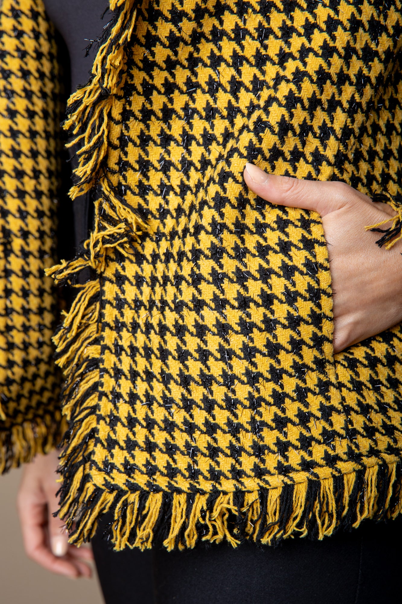 Detailfoto: Eleganter Blazer in gelb-schwarzem Hahnentrittmuster, veredelt mit glitzernden Fäden.