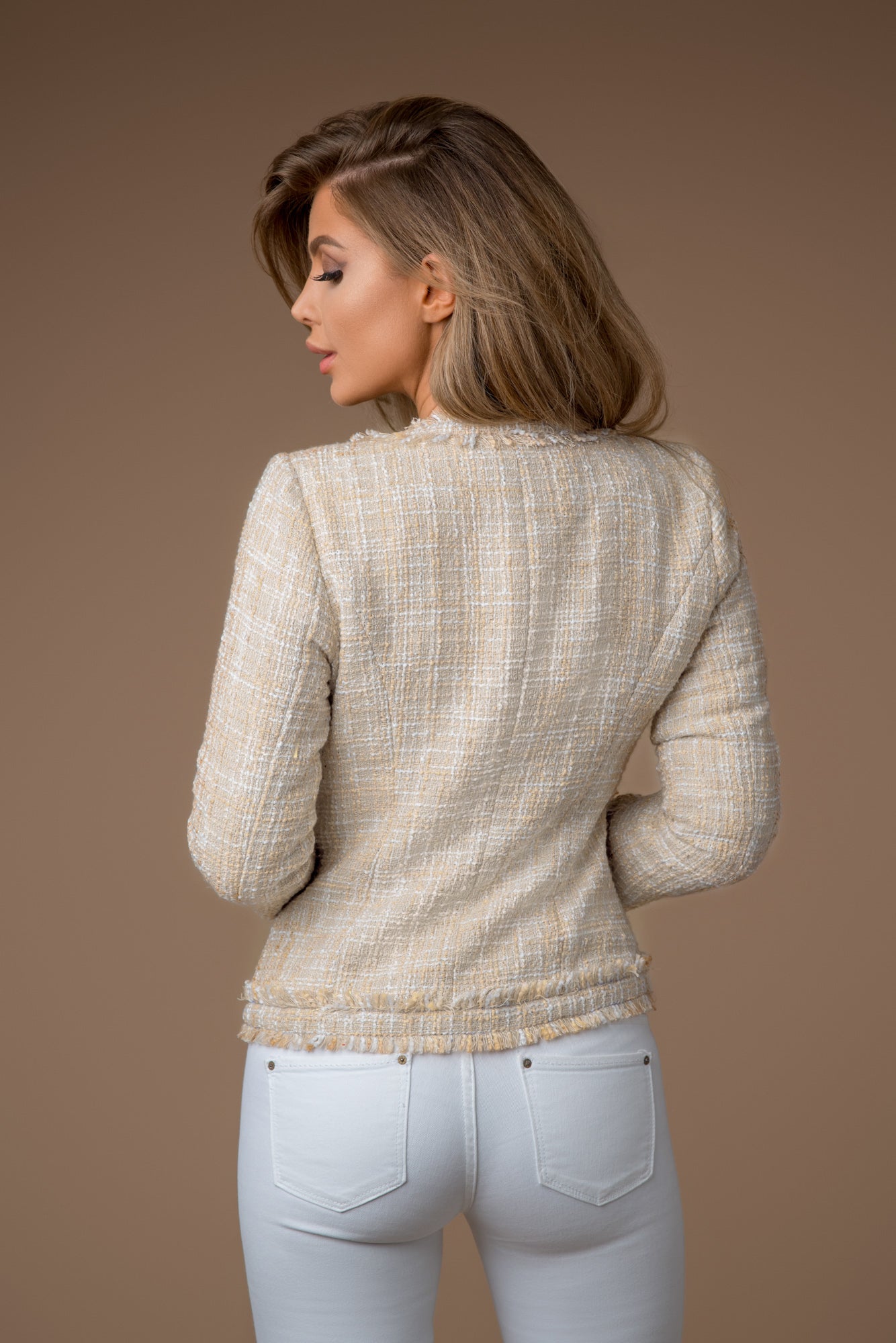 Jacke/Blazer in Tweed Bouclé Optik mit Fransen in beige Rückenansicht