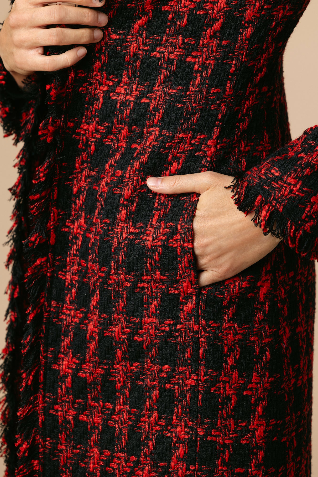 Tweedmantel Filipa in Rot Schwarz mit Fransen Detailfoto