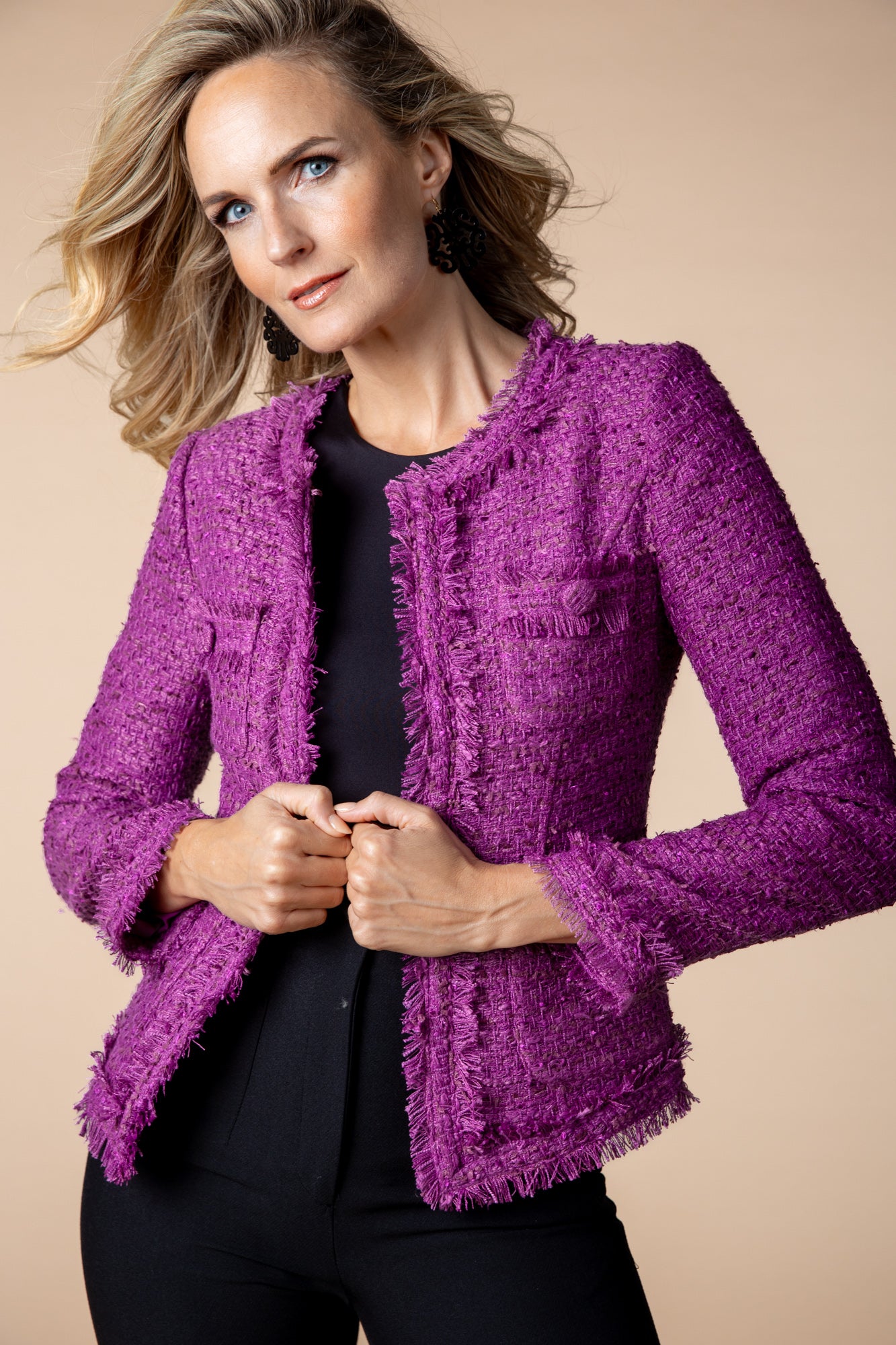 Lila Tweedjacke mit Fransen von Tweedheart, elegant und modern mit stoffüberzogenen Knöpfen und vier aufgesetzten Taschen.