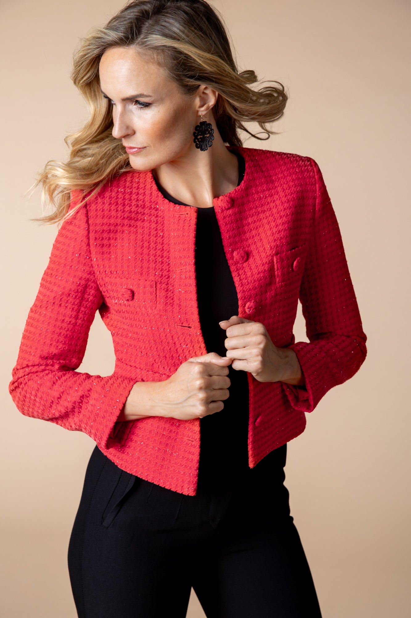 Rote Jacke mit Samt-Textur und Hahnentrittmuster, elegantes Design ohne Fransen, perfekt für formelle Anlässe und Alltagslooks.