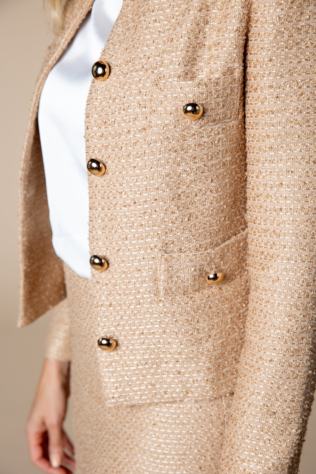 Detailfoto: Beige Jacke "Honey Bee" in edlem Beige mit goldenen Akzenten und schimmerndem Stoff. 