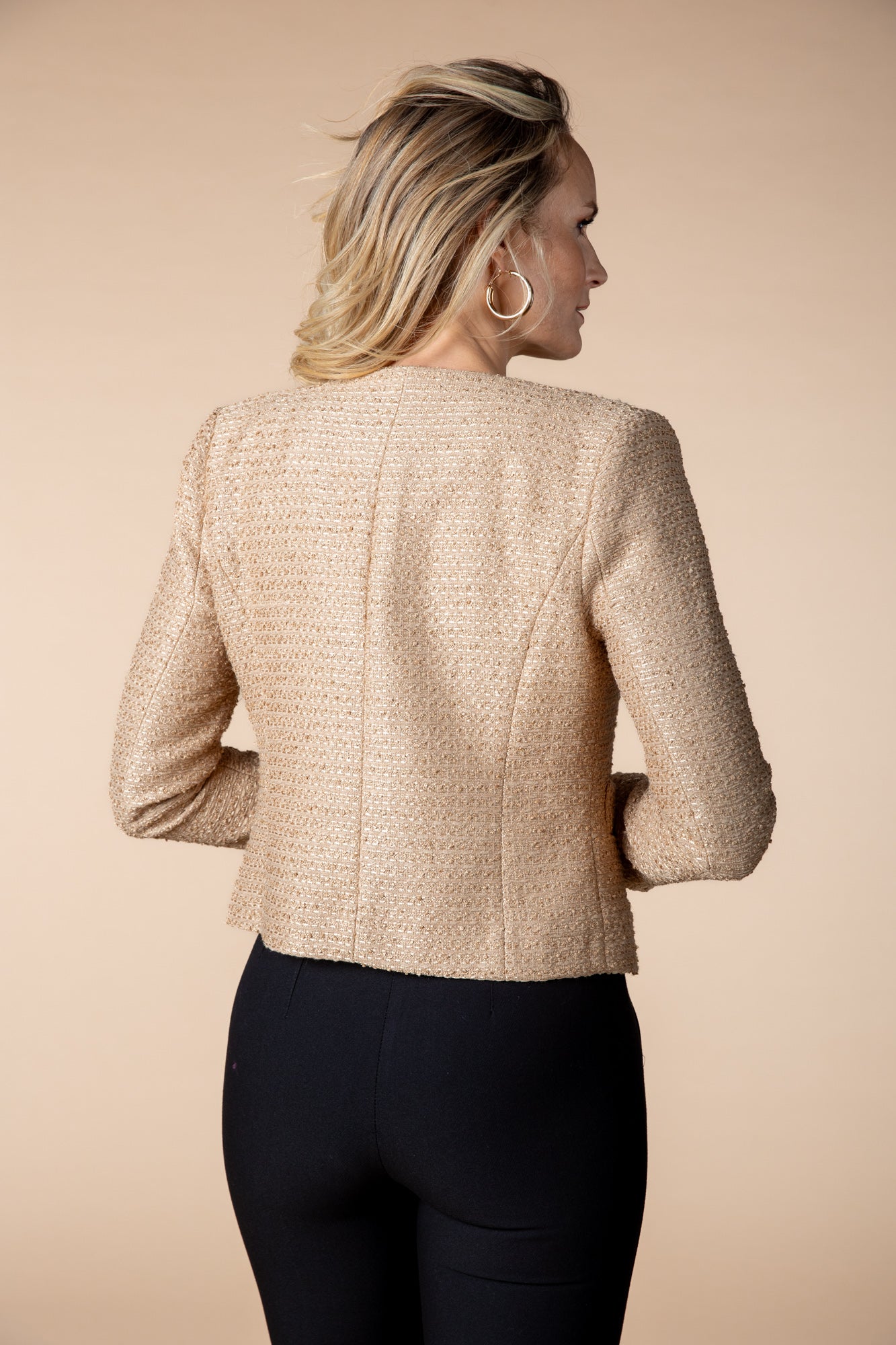 Rückenansicht: Beige Jacke "Honey Bee" in edlem Beige mit goldenen Akzenten und schimmerndem Stoff.