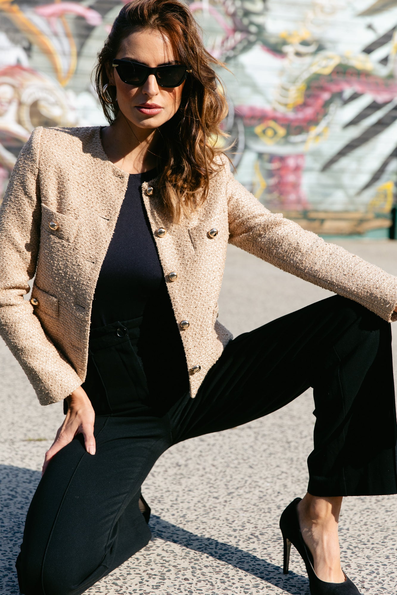 Elegante beige Jacke von Tweedheart mit goldschimmerndem Stoff und goldenen Knöpfen. Der schlichte Schnitt und die vier aufgesetzten Taschen verleihen der Jacke einen edlen und modernen Look.