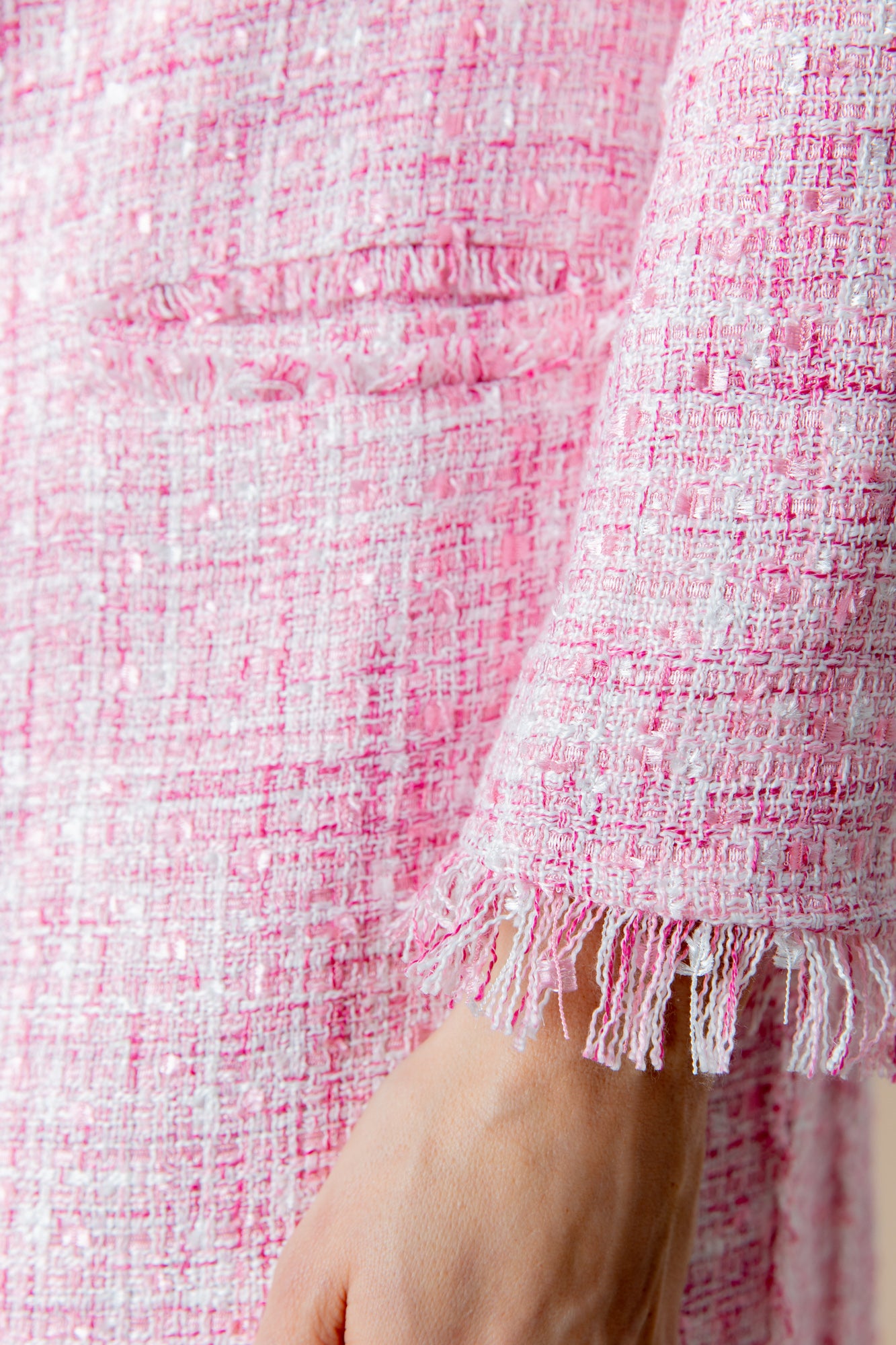 Tweedmantel in Rosa im Fransen Detailfoto