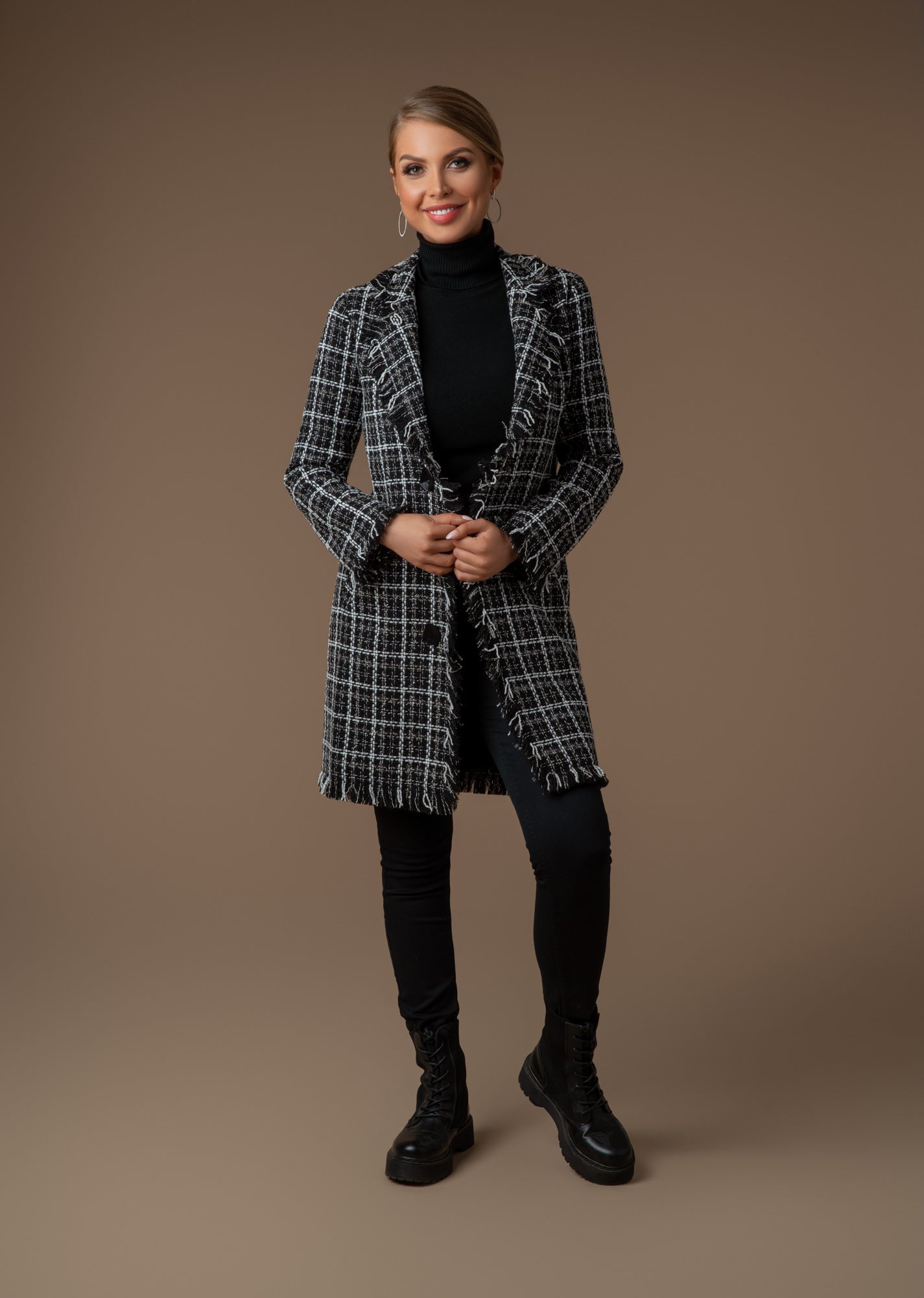Tweedheart Mantel in Schwarz,Grau,weiß mit Fransen und Druckknöpfe Ganzörperfoto