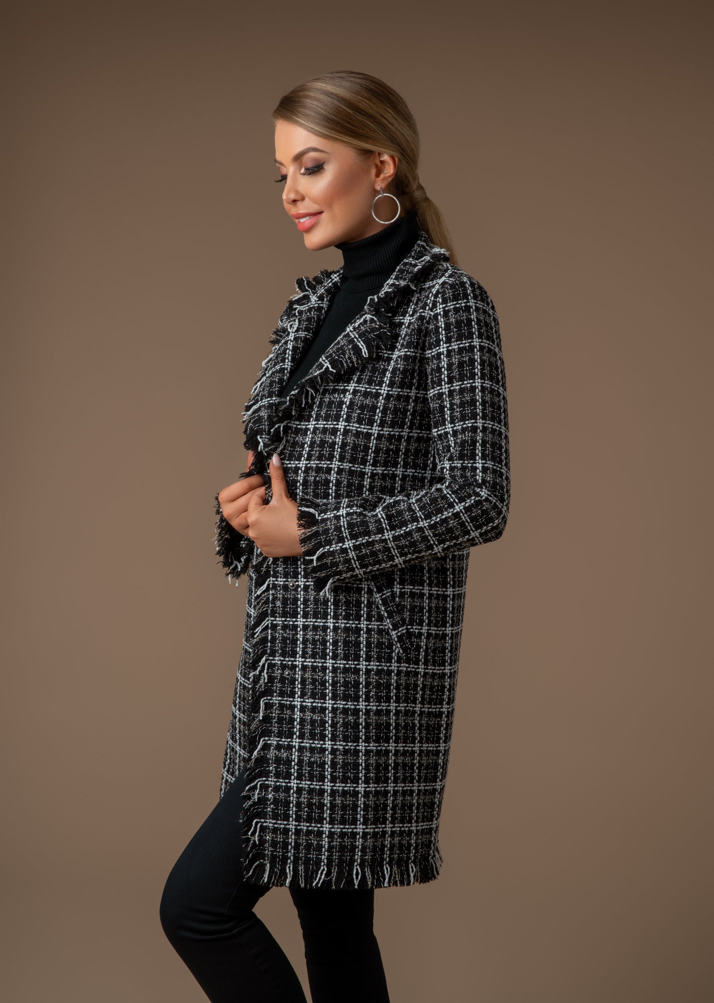 Tweedheart Mantel in Schwarz,Grau,weiß mit Fransen und Druckknöpfe seitliches Bild